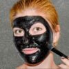 mujer con mascarilla de carbón activado