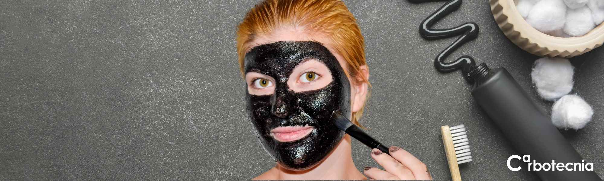 mujer con mascarilla de carbón activado